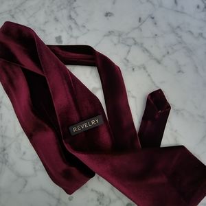 Revelry velvet tie in Burgundy
